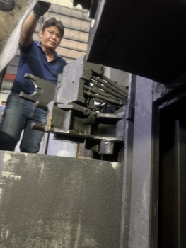 臥式銑床-換刀臂油管受到擠壓